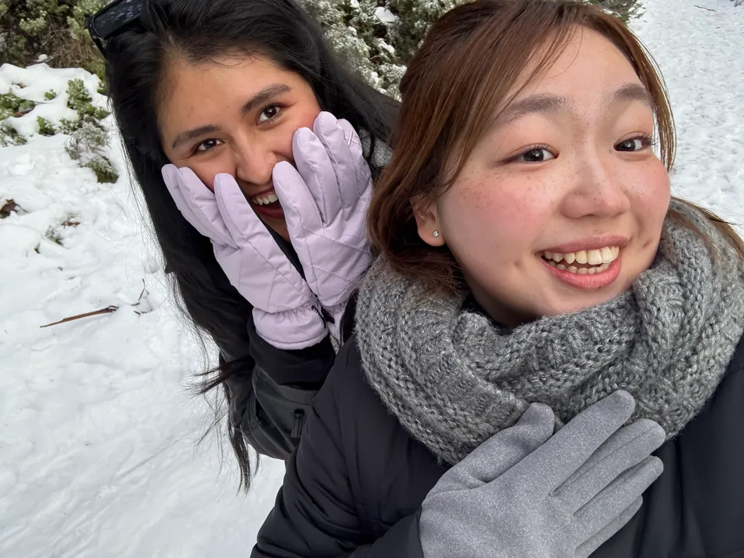 週末に友人と訪れた雪景色のスポットでの記念写真