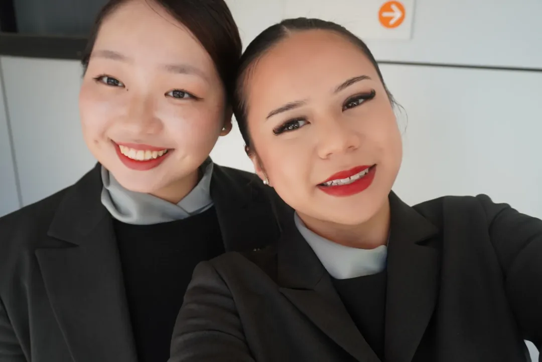 アビエーションコースの制服姿でクラスメイトと撮った写真
