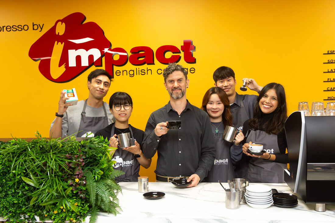 併設カフェ café impresso でコーヒーを楽しむImpact English Collegeの学生たち