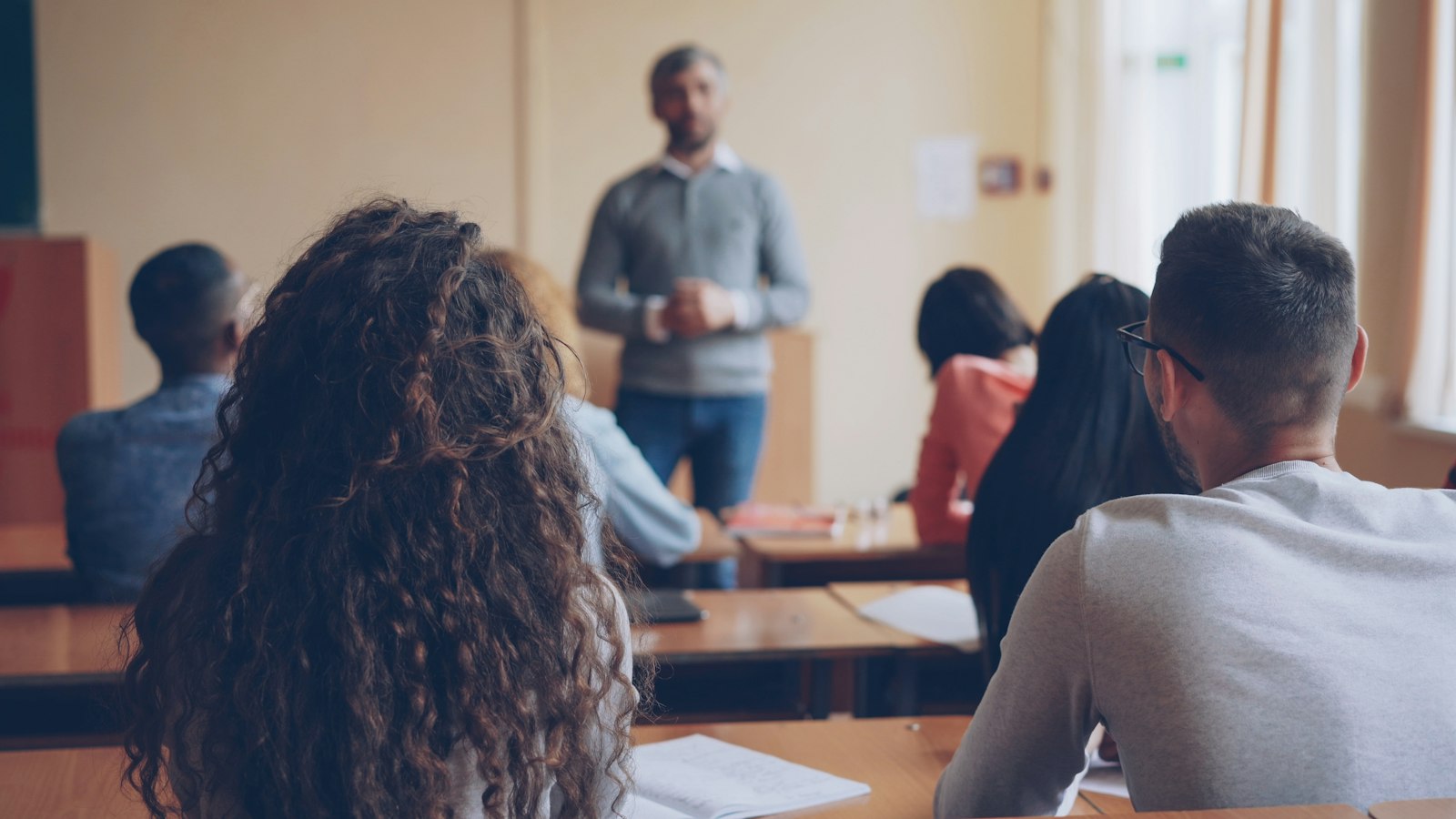 講師の説明を聞きながら授業を受ける社会人留学生たち